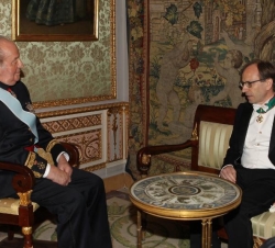 El Rey tras la entrega de la Carta Credencial, conversa con el embajador de la República Italiana, Pietro Sebastiani